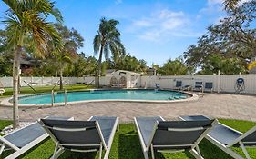 2B1B Stylish Little House W Shared Pool 511